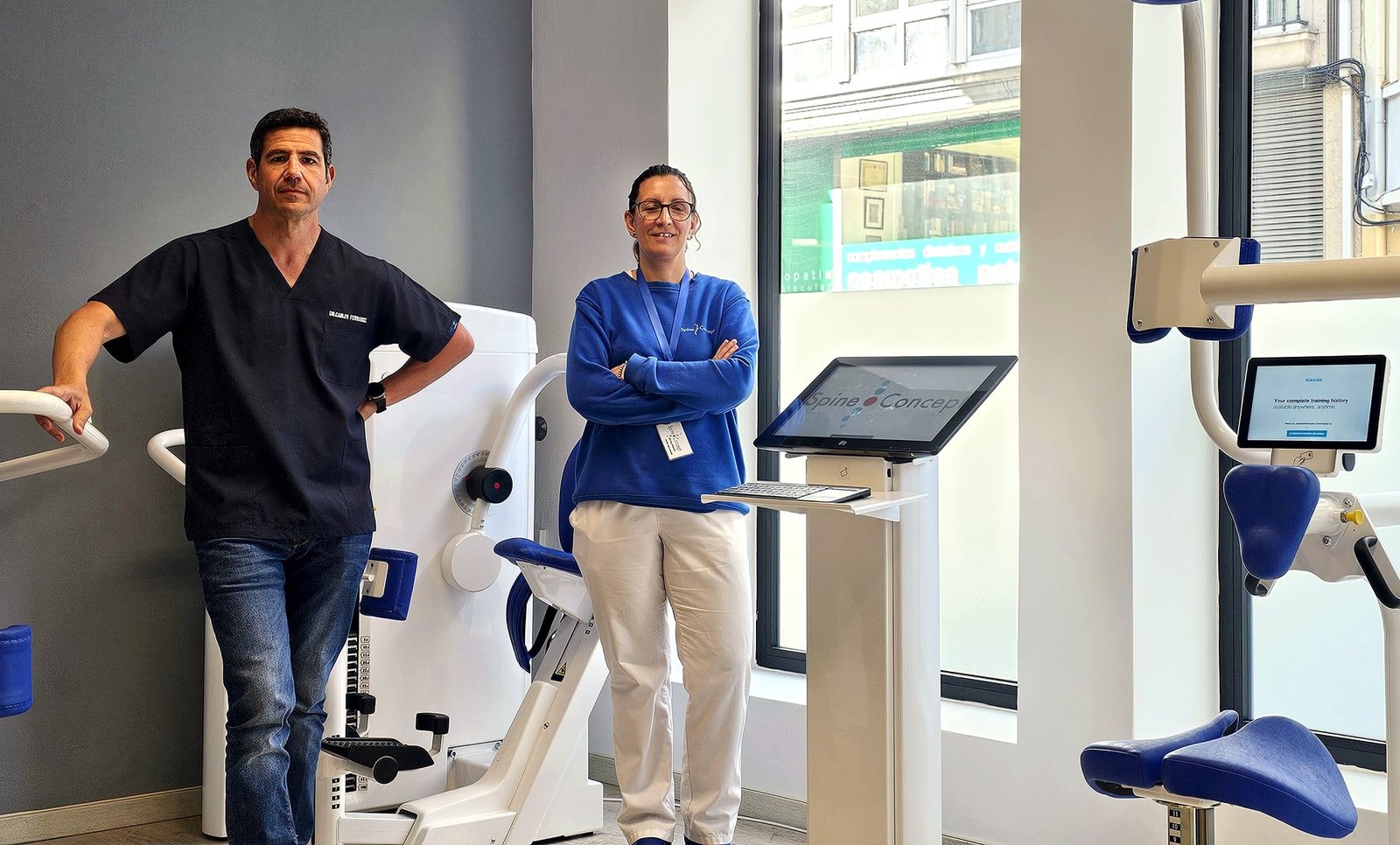 El Dr. Carlos Fernández Ramos y el equipo de Spine Concept en la sala de rehabilitación de columna con Sistema DAVID, en A Coruña